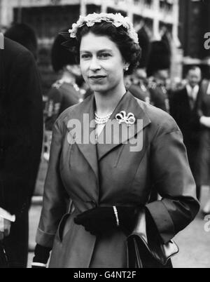 La regina Elisabetta II lascia le nozze di suo cugino Fergus Michael Bowes-Lyon a Mary McCorquodale alla chiesa di St. Margaret, Westminster. Foto Stock