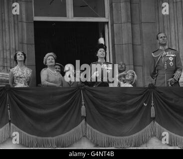 La regina e i membri della famiglia reale osservano il volo-passato dell'aeronautica reale da un balcone, dopo il Trooping del colore. Da sinistra a destra; la principessa Margaret, la Regina Madre, il Principe Carlo, la Contessa Mountbatten, la Regina, il Duca di Gloucester, la Principessa Anna e il Duca di Edimburgo. Foto Stock