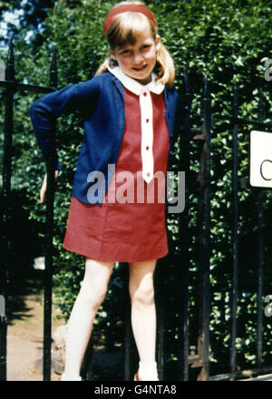 Foto dell'album di famiglia di Lady Diana Spencer a Cadogan Place Gardens, Londra, nell'estate del 1968. Foto Stock