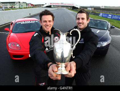 Tommy Seymour di Glasgow Warriors e Nick De Luca di Edinburgh Rugby (a sinistra) durante il lancio della Coppa 1872 al Knockhill Racing Circuit di Dunfermline. Foto Stock