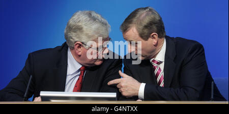 Tanaiste Eamon Gilmore (a sinistra) e Taoiseach Enda Kenny (a destra) parlano durante un briefing stampa sulla creazione di posti di lavoro presso gli edifici governativi di Dublino. Foto Stock