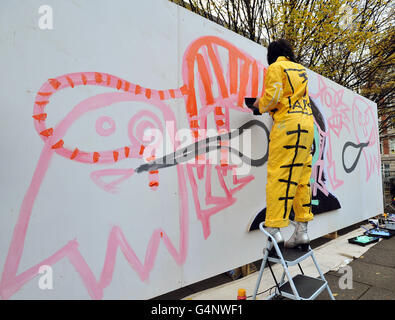 Noel Fielding al lavoro su un gigantesco pezzo d'arte creato per pubblicizzare il suo nuovo libro, nel centro di Golden Square a Londra. PREMERE ASSOCIAZIONE foto. Data immagine: Sabato 26 novembre 2011. Il credito fotografico dovrebbe essere: John Stillwell/PA Wire Foto Stock