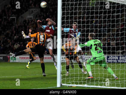 Calcio - Npower Football League Championship - Hull City / Burnley - KC Stadium. David Edgar di Burnley segna il loro obiettivo di apertura del gioco oltre il portiere Peter Gulacsi di Hull City Foto Stock