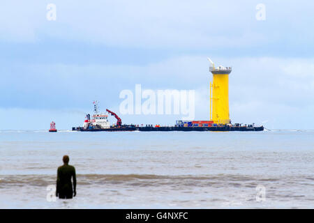 La spedizione di lasciare il fiume Mersey, attraversando il Burbo, centrali eoliche a Crosby, Merseyside, Regno Unito. Cammell Laird Wind Farm componenti. Foto Stock