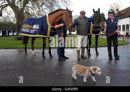 Corse ippiche - Nicky Henderson stable Visit - sette filari. L'addestratore Nicky Henderson con Binocular (a sinistra) e Long Run (a destra) durante una chiamata fotografica a Seven Barrows, Lambourne. Foto Stock