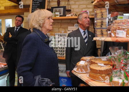 Il Principe del Galles e la Duchessa della Cornovaglia guardano al cibo prodotto localmente nel Berry's Farm Shop mentre incontrano i produttori locali di cibo e i sostenitori del Pub è l'iniziativa Hub, Burton Lane, Burton-le-Coggles, Grantham. Foto Stock