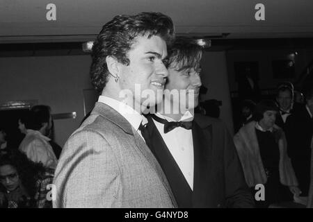 George Michael (l) e Andrew Ridgeley (r) che compongono la band Wham!. Foto Stock