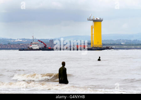 La spedizione di lasciare il fiume Mersey, attraversando il Burbo, centrali eoliche a Crosby, Merseyside, Regno Unito. Cammell Laird Wind Farm componenti. Foto Stock