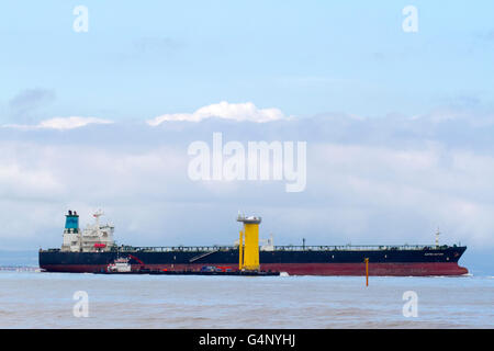 La spedizione di lasciare il fiume Mersey, attraversando il Burbo, centrali eoliche a Crosby, Merseyside, Regno Unito. Cammell Laird Wind Farm componenti. Foto Stock