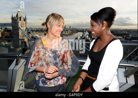 Emma Colyer (a sinistra), direttore di Body & Soul e Pearl Mahaga, 19 da Luton al Municipio di Londra, per un ricevimento con la campagna Body and Soul per lanciare un programma guidato dai giovani per affrontare la stigma che è legato all'HIV e all'AIDS. Foto Stock