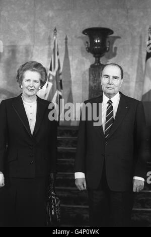 Il primo ministro Margaret Thatcher con il presidente francese Francois Mitterrand a Lancaster House, Whitehall, dove si sono incontrati per discutere una serie di questioni che riguardano le relazioni tra Gran Bretagna e Francia. Foto Stock