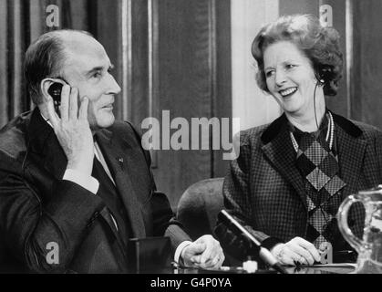 Il primo ministro Margaret Thatcher e il presidente francese Francois Mitterrand in una conferenza stampa a Downing Street. Francois Mitterrand sta ascoltando attraverso un interprete. Foto Stock