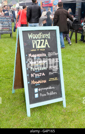 Woodfired Pizza menu vegetariano Sign Food Stall furgoni pubblicità bordo al festival Africa Oye a Sefton Park, Liverpool, Merseyside, Regno Unito Foto Stock