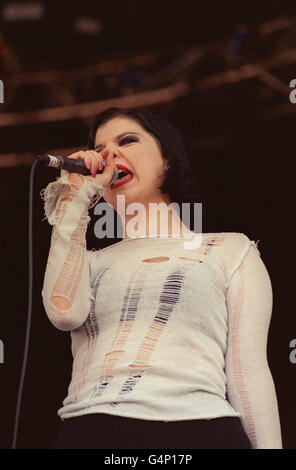 Membro della band Atari Teenage Riot sul palco del festival della musica di lettura. Foto Stock