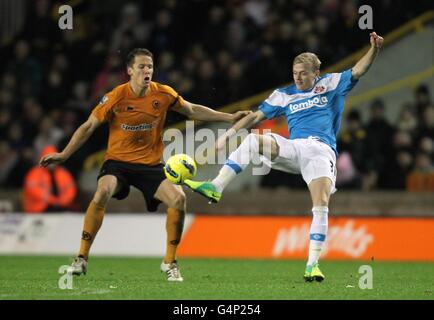 Wolverhampton Wanderers' Christophe Berra (a sinistra) e Ryan Noble di Sunderland (a destra) in azione Foto Stock