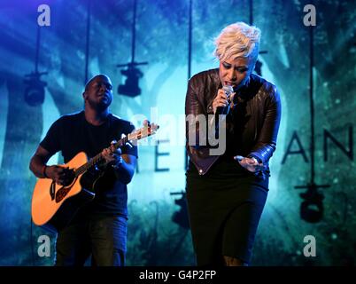 Emeli Sande sul palco durante il 2011 Capital FM Jingle Bell Ball presso la O2 Arena, Londra. Foto Stock