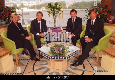 Il primo Ministro Tony Blair (2° a sinistra) e il Cancelliere Gordon Brown (2° a destra) sul set del programma televisivo questa mattina, dove si sono Uniti ospiti Richard Madeley (destra) e Judy Finnigan per promuovere il credito fiscale delle famiglie lavoratrici. * ...che garantisce famiglie a basso reddito almeno 200 a settimana. Foto Stock