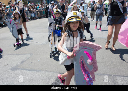 New York, Stati Uniti d'America. Il 18 giugno 2016. Ragazzi su seahorse scooter. Migliaia hanno guardato il Coney Island Mermaid Parade vento attraverso il Surf Avenue e il lungomare. Credito: M. Stan Reaves/Alamy Live News Foto Stock