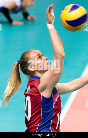 Bari, Italia. Il 18 giugno, 2016. Ekaterina Kosianenko dalla Russia in azione prima della FIVB World Grand Prix 2016 Pool F1 Gruppo 1 donne match tra la Tailandia e la Russia al PalaFlorio sports hall. Nicola Mastronardi/Alamy Live News Foto Stock