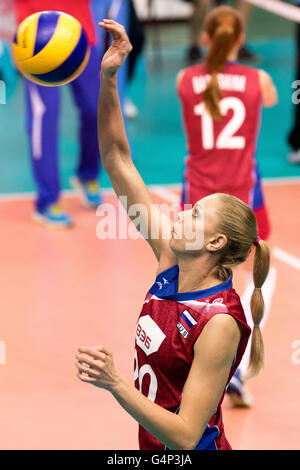 Bari, Italia. Il 18 giugno, 2016. Anastasia Samoilenko dalla Russia in azione prima della FIVB World Grand Prix 2016 Pool F1 Gruppo 1 donne match tra la Tailandia e la Russia al PalaFlorio sports hall. Nicola Mastronardi/Alamy Live News Foto Stock