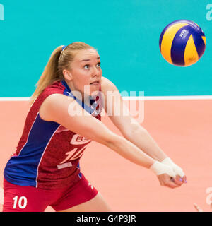 Bari, Italia. Il 18 giugno, 2016. Ekaterina Kosianenko dalla Russia imposta la sfera durante il FIVB World Grand Prix 2016 Pool F1 Gruppo 1 donne match tra la Tailandia e la Russia al PalaFlorio sports hall. Nicola Mastronardi/Alamy Live News Foto Stock