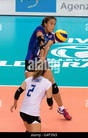 Bari, Italia. Il 18 giugno, 2016. Apinyapong Wilavan dalla Thailandia riceve la palla durante il FIVB World Grand Prix 2016 Pool F1 Gruppo 1 donne match tra la Tailandia e la Russia al PalaFlorio sports hall. Nicola Mastronardi/Alamy Live News Foto Stock