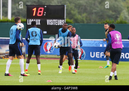 Lille, Francia. Il 18 giugno, 2016. La nazionale francese di calcio pratica prima del loro prossimo campionato europeo di calcio del match. Paul Pogba © Azione Sport Plus/Alamy Live News Foto Stock