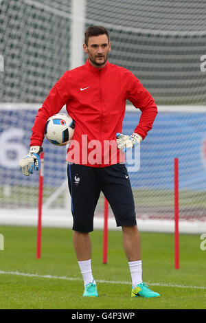 Lille, Francia. Il 18 giugno, 2016. La nazionale francese di calcio pratica prima del loro prossimo campionato europeo di calcio del match. Hugo Lloris © Azione Sport Plus/Alamy Live News Foto Stock