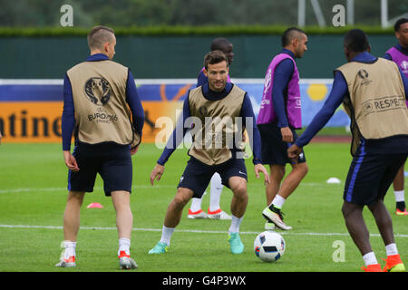 Lille, Francia. Il 18 giugno, 2016. La nazionale francese di calcio pratica prima del loro prossimo campionato europeo di calcio del match. Yohan Cabaye © Azione Sport Plus/Alamy Live News Foto Stock