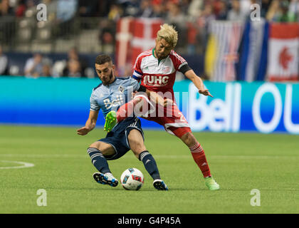 Vancouver, Canada. 18 Giugno, 2016. Vancouver Whitecaps centrocampista Russell Teibert (31) impegnativo New England Revolution centrocampista Lee Nguyen (24) a sfera. Vancouver Whitecaps vs New England Rivoluzione, BC Place Stadium. Punteggio finale Nuova Inghilterra vince 2-1. Credito: Gerry Rousseau/Alamy Live News Foto Stock