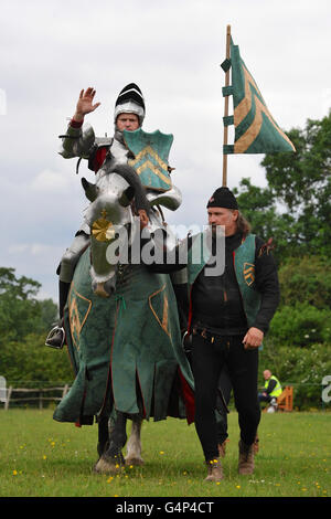 Greenwich, Londra, Regno Unito. Il 18 giugno, 2016. Un re-enactor vestito come un cavaliere a cavallo durante una giostra medievale concorrenza nel Greenwich, Londra, Regno Unito. Il 'Grand giostra medievale" si è svolto a Eltham Palace, un inglese un patrimonio di proprietà che è stata la casa del re Enrico VIII come un bambino. La manifestazione mira a dare uno sguardo nella vita presso il palazzo durante il periodo medievale. Credito: Michael Preston/Alamy Live News Foto Stock