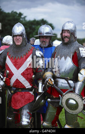 Greenwich, Londra, Regno Unito. Il 18 giugno, 2016. Re-enactors vestito da uomo medievale a bracci durante la rievocazione in Greenwich, Londra, Regno Unito. Il 'Grand giostra medievale" si è svolto a Eltham Palace, un inglese un patrimonio di proprietà che è stata la casa del re Enrico VIII come un bambino. La manifestazione mira a dare uno sguardo nella vita presso il palazzo durante il periodo medievale. Credito: Michael Preston/Alamy Live News Foto Stock