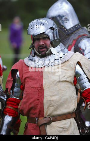 Greenwich, Londra, Regno Unito. Il 18 giugno, 2016. Un re-enactor vestito come un uomo medioevale a bracci durante la rievocazione in Greenwich, Londra, Regno Unito. Il 'Grand giostra medievale" si è svolto a Eltham Palace, un inglese un patrimonio di proprietà che è stata la casa del re Enrico VIII come un bambino. La manifestazione mira a dare uno sguardo nella vita presso il palazzo durante il periodo medievale. Credito: Michael Preston/Alamy Live News Foto Stock