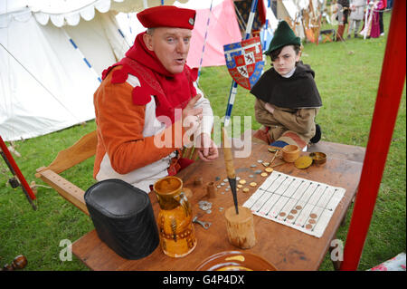 Greenwich, Londra, Regno Unito. Il 18 giugno, 2016. Un re-enactor vestito in costume come un prestatore di denaro a una giostra medievale concorrenza nel Greenwich, Londra, Regno Unito. Il 'Grand giostra medievale" si è svolto a Eltham Palace, un inglese un patrimonio di proprietà che è stata la casa del re Enrico VIII come un bambino. La manifestazione mira a dare uno sguardo nella vita presso il palazzo durante il periodo medievale. Credito: Michael Preston/Alamy Live News Foto Stock