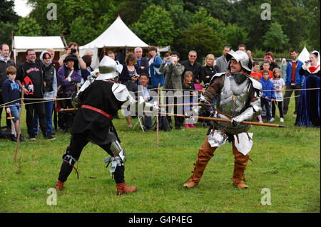 Greenwich, Londra, Regno Unito. Il 18 giugno, 2016. Re-enactors vestito da uomo medievale a bracci combattimenti con poleaxs durante la rievocazione in Greenwich, Londra, Regno Unito. Il 'Grand giostra medievale" si è svolto a Eltham Palace, un inglese un patrimonio di proprietà che è stata la casa del re Enrico VIII come un bambino. La manifestazione mira a dare uno sguardo nella vita presso il palazzo durante il periodo medievale. Credito: Michael Preston/Alamy Live News Foto Stock