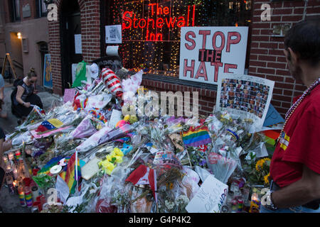 New York, Stati Uniti d'America. Il 18 giugno 2016. Un santuario per il massacro di Orlando vittime a Stonewall Inn. I membri e i sostenitori della comunità LGBT aderito a Stonewall Inn nel Greenwich Village in solidarietà con Orlando dopo un mese di marzo dal Grand Central Terminal. Credito: M. Stan Reaves/Alamy Live News Foto Stock