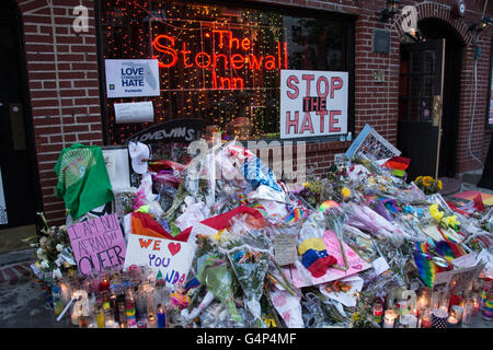 New York, Stati Uniti d'America. Il 18 giugno 2016. Un santuario per il massacro di Orlando vittime a Stonewall Inn. I membri e i sostenitori della comunità LGBT aderito a Stonewall Inn nel Greenwich Village in solidarietà con Orlando dopo un mese di marzo dal Grand Central Terminal. Credito: M. Stan Reaves/Alamy Live News Foto Stock