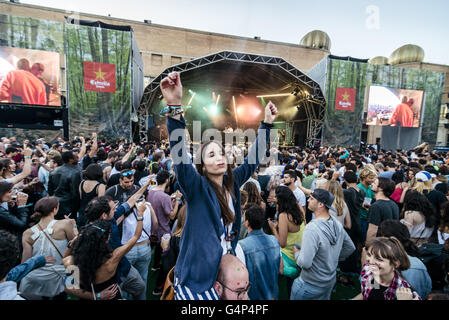 Barcellona, in Catalogna, Spagna. Il 18 giugno, 2016. I frequentatori del festival dance wild durante il terzo giorno della notte del SONAR di Barcellona 2016 Credit: Matthias Oesterle/ZUMA filo/Alamy Live News Foto Stock