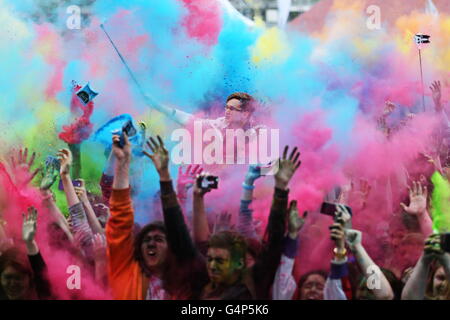 Pechino, Cina. 19 giugno 2016. La gente a prendere parte a un colore festvial per contrassegnare la Giornata Nazionale della Federazione Russa a Mosca il 12 giugno 2016. © Xinhua/Alamy Live News Foto Stock