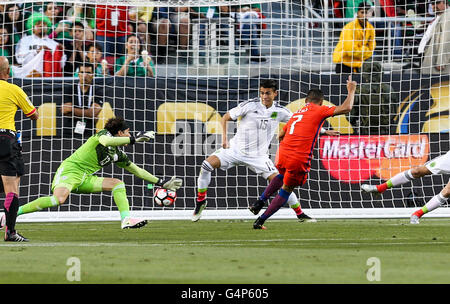 Santa Clara, Stati Uniti d'America. Il 18 giugno, 2016. Alexis Sanchez ( 1R) del Cile punteggi durante il quarterfinal match contro il Messico di 2016 Copa America soccer torneo di Levi's Stadium di Santa Clara, California, Stati Uniti, 18 giugno 2016. Il Cile ha vinto 7-0. Credito: Zhao Hanrong/Xinhua/Alamy Live News Foto Stock