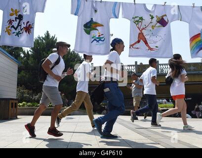 Pechino, Cina. 19 giugno 2016. Giovani artisti assistere ad una corsa per la protezione ambientale nel corso di una conferenza stampa per Beijing Biennale dei Giovani Artisti a Pechino Capitale della Cina, 19 giugno 2016. La biennale si terrà qui in ottobre. © Luo Xiaoguang/Xinhua/Alamy Live News Foto Stock