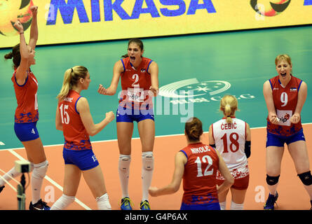 Macao, Cina. 19 giugno 2016. I giocatori della Serbia celebrare durante il Pool D1 Turno preliminare il match contro il Belgio alla FIVB femminile di pallavolo World Grand Prix 2016 in Macao, Cina del Sud, 19 giugno 2016. La Serbia ha vinto 3-2. © Lo Fai Ping/Xinhua/Alamy Live News Foto Stock