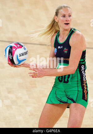 Melbourne, Victoria, Australia. 19 giugno 2016. Aprile BRANDLEY della costa occidentale africana cerca di passare la palla durante il 2016 ANZ Netball Championships tra Melbourne Vixens e la costa occidentale africana. © Tom Griffiths/ZUMA filo/Alamy Live News Foto Stock