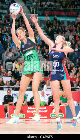 Melbourne, Victoria, Australia. 19 giugno 2016. CAITLIN BASSET della costa occidentale africana afferra la palla a metà in aria durante il 2016 ANZ Netball Championships tra Melbourne Vixens e la costa occidentale africana. © Tom Griffiths/ZUMA filo/Alamy Live News Foto Stock