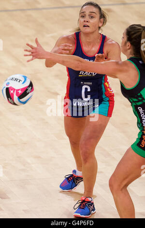 Melbourne, Victoria, Australia. 19 giugno 2016. LIZ WATSON di Melbourne Vixens passa la palla durante il 2016 ANZ Netball Championships tra Melbourne Vixens e la costa occidentale africana. © Tom Griffiths/ZUMA filo/Alamy Live News Foto Stock