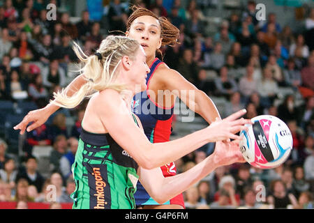 Melbourne, Victoria, Australia. 19 giugno 2016. CAITLIN BASSET della costa occidentale africana prende la palla di fronte GEVA MENTOR del Melbourne Vixens durante il 2016 ANZ Netball Championships tra Melbourne Vixens e la costa occidentale africana. © Tom Griffiths/ZUMA filo/Alamy Live News Foto Stock