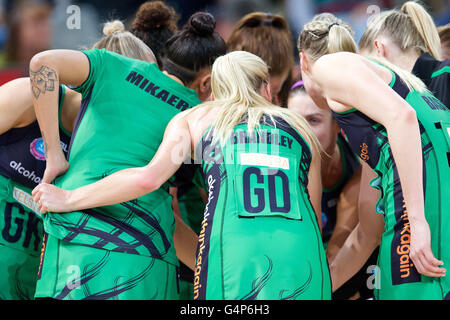 Melbourne, Victoria, Australia. 19 giugno 2016. La costa occidentale africana del team form un huddle durante il 2016 ANZ Netball Championships tra Melbourne Vixens e la costa occidentale africana. © Tom Griffiths/ZUMA filo/Alamy Live News Foto Stock