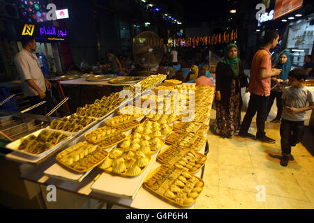 Il Cairo, Egitto. Il 18 giugno, 2016. Siro dolci tradizionali sono visti in un negozio durante il mese sacro del Ramadan nel 'Syrian Street' del 6 ottobre la città, l'Egitto, il 18 giugno 2016. © Ahmed Gomaa/Xinhua/Alamy Live News Foto Stock