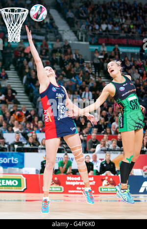 Melbourne, Victoria, Australia. 19 giugno 2016. KARYN BAILEY del Melbourne Vixens raggiunge per la palla durante il 2016 ANZ Netball Championships tra Melbourne Vixens e la costa occidentale africana. © Tom Griffiths/ZUMA filo/Alamy Live News Foto Stock