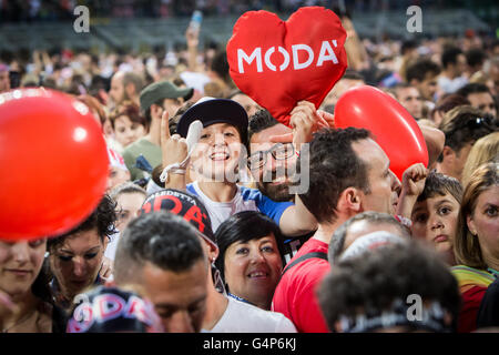 Milano Italia. Il 18 giugno 2016. La Italian pop/rock band MODÀ suona dal vivo sul palco allo Stadio San Siro durante la 'passione Maledetta Tour 2016' Credit: Rodolfo Sassano/Alamy Live News Foto Stock